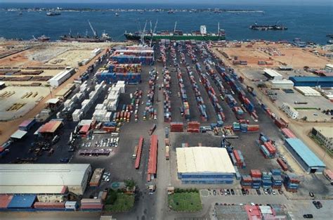 Chief port in Angola .